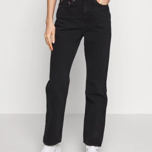 Row svarta jeans från weekday i storlek 25/32, bra skick! - Frakt ingår