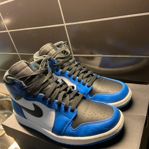 Air Jordan 1 High retro rare air soar - Riktigt Feta jordans i storlek 43. Skorna är i mycket bra skick och blir sällan använda (därför jag säljer dem). Skorna är väldigt sällsynta. Skorna går för över 500dollar på StockX. Pris kan diskuteras vid snabb affär. Pm för fler bilder och vid intresse!! 