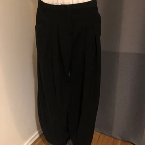 Haremsbyzor Soaked in Luxury  - Svarta finare byxor i haremsmodell. Storlek 38. Passar S- M. Sparsamt använda.
