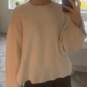 Mysig stickad tröja - En supermysig vit stickad tröja från chiquelle med en liten slits på sidorna! Sticks inte, jättemjuk! Nästan aldrig använd, som ny! Onesize men passar XS-M skulle jag säga. Köparen står för frakten!