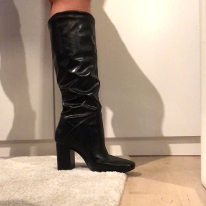 Stövlar med klack  - Snygga svarta stövlar, använda en gång. Säljer då de ej kommer till användning 