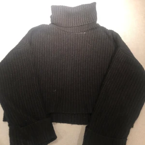 Stickad polo tröja - Säljer en jättefin stickad polo tröja. Knappt använd då jag har en likadan💕💕  Säljer den för 160 så står jag för frakten💕