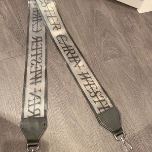 Axelrem  - Axelrem från Carin Wester Åhléns. Använd ett fåtal gånger och kommer inte till användning längre. Fraktpris tillkommer. Alla priserna går att diskutera 