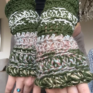 Handskar säljer!  - Gjorde ett par extra för ett tag sedan, säljer för 120kr, frakten 30kr ❤️ 