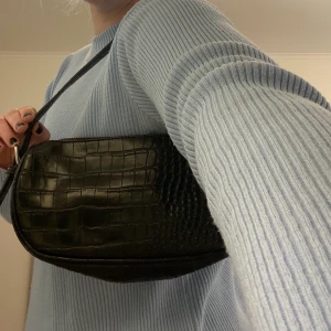 Handväska - Jättefin handväska från Nelly, nypris ca 300. Sparsamt använd😍 du står för frakt på 70kr