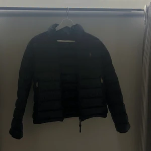 Svart dunjacka  - En dunjacka från Ralph Lauren. Perfekt nu när man behöver jacka men inte vill ha en jättetjock jacka, fortfarande väldigt värmande då det är dun. Storlek XS - passar XXS-S!             I mycket bra skick, nypris runt 2500kr. Frakt ingår i priset 😊 💙❄️🦋