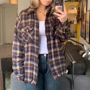 rutig vinterjacka - jacka från humana med teddytyg på insidan. jackan är xl men jag är medium och har använt den som oversized. buda i kommentarsfältet, startpris 100kr