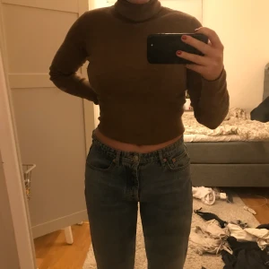Mörkbeige/ljusbrun turtleneck - Snygg turtleneck tröja som är köpt secondhand men är från början från h&m. Färgen är en väldigt mörk beige (ser mer ljusbrun ut på bilden)