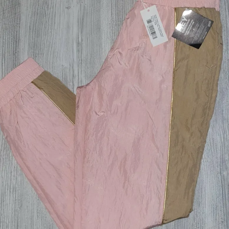 En pink Luxury Track Pants(st34) and Jacket(st36) från Nelly, som är helt ny och oanvänd. Kan köpas både som ett set och som separata delar. Vid köp som set 650kr och vid köp som separata  delar 350kr var.. Jeans & Byxor.
