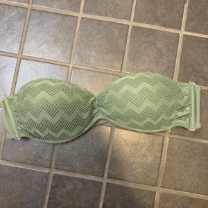 Grön bikini topp - M - Grön bikini topp i storlek M! Använd 2 gånger. Säljer för 40kr + frakt (22kr)