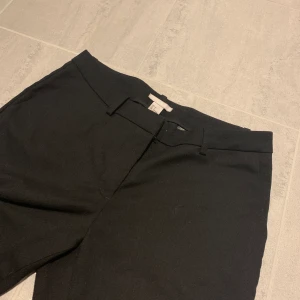 Svarta kostymbyxor - Svarta kostymbyxor från HM. Använda endast ett fåtal gånger. Storlek 36. 