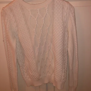 Stickad tröja  - Fin vit stickat tröja. Aldrig använd. Storlek XS. Kunden står för frakten 💗