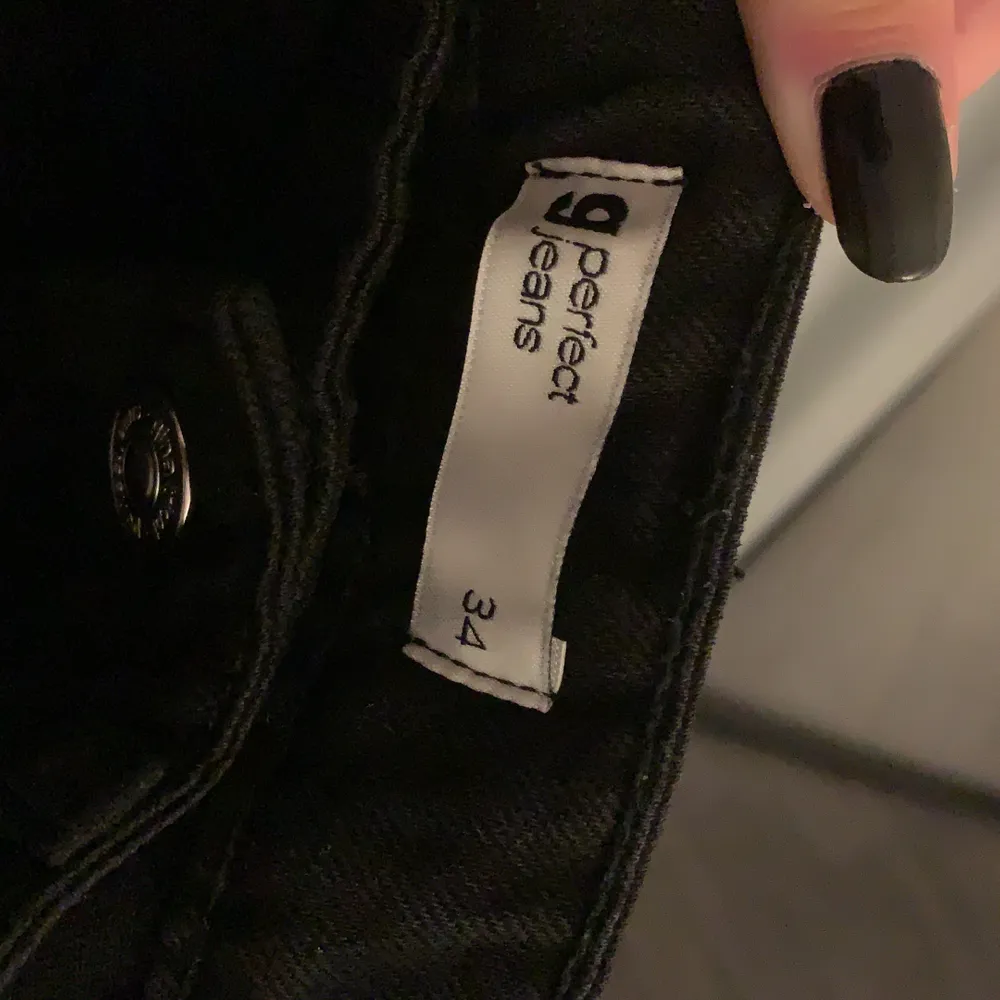 Säljer ett par jättesnygga svarta jeans i modellen Idun wide från GinaTricot.Slutsålda för tillfället!  Säljs då de är för korta för mig (är 175/176). Endast använda en gång så i nyskick!!                        Storlek 34!                                                                 190kr+frakt 💛. Jeans & Byxor.