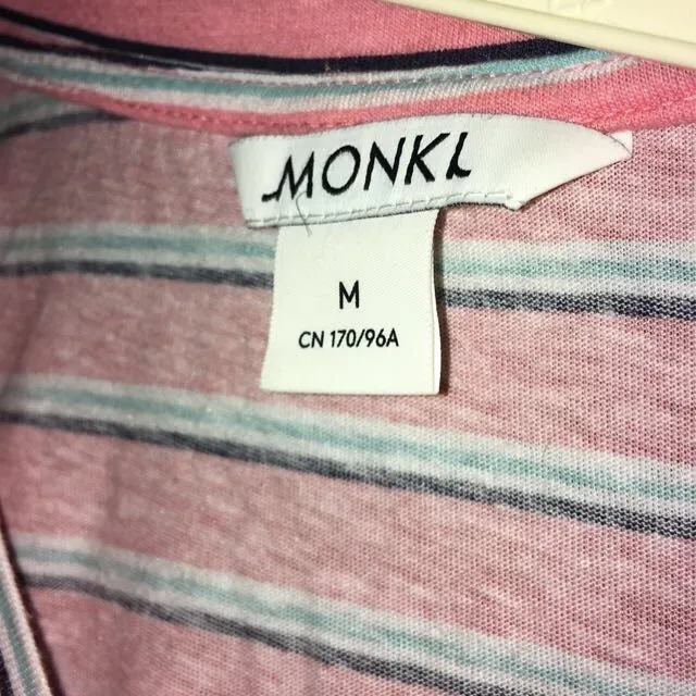 Randig tröja från monki, pris kan diskuteras, köparen står för frakten💕. T-shirts.