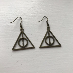 Harry potter örhängen  - Harry potter örhängen som aldrig är använda, vet ej materialet.