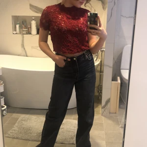 Spetstopp från Zara - Vinröd spetströja från Zara. Kommer tyvärr ej till användning då det inte riktigt är min stil längre.💕 Kan eventuellt mötas upp i Stockholm om önskas😊