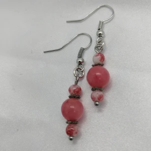 Handgjorda örhängen med glaspärlor ✨ - Handgjorda pärl-örhängen med glaspärlor ✨💚