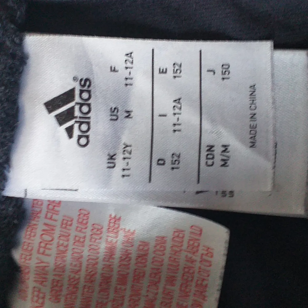 Träningsshorts från Adidas i bra skick! Strl är barnstorlek ( bild två ) men passar xxs/xs❤ Unika med ränderna i olika färger(:. Shorts.