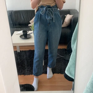 Mörkblå jeans - Mörkblå jeans med knytning i midjan, från HM. Frakt tillkommer på 59kr, men kan även mötas upp i Gävle!