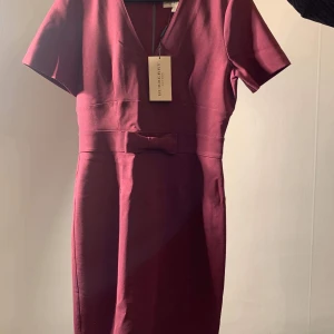 Helt ny burberry klänning - Säljer 2 helt nya burberry klänningar med prislapp på! Perfekta nu inför jul eller kanske nyår?! Säljer dem i storlek 36 & 40. Dem är inköpta för ca 1500kr/st!