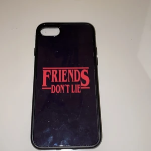 Stranger things iPhone skal - Ett jättefint stranger things iPhone skal. Säljer för att jag har bytt mobil. Passar iPhone 7/8/SE. Jättefint skick, köpt för 300