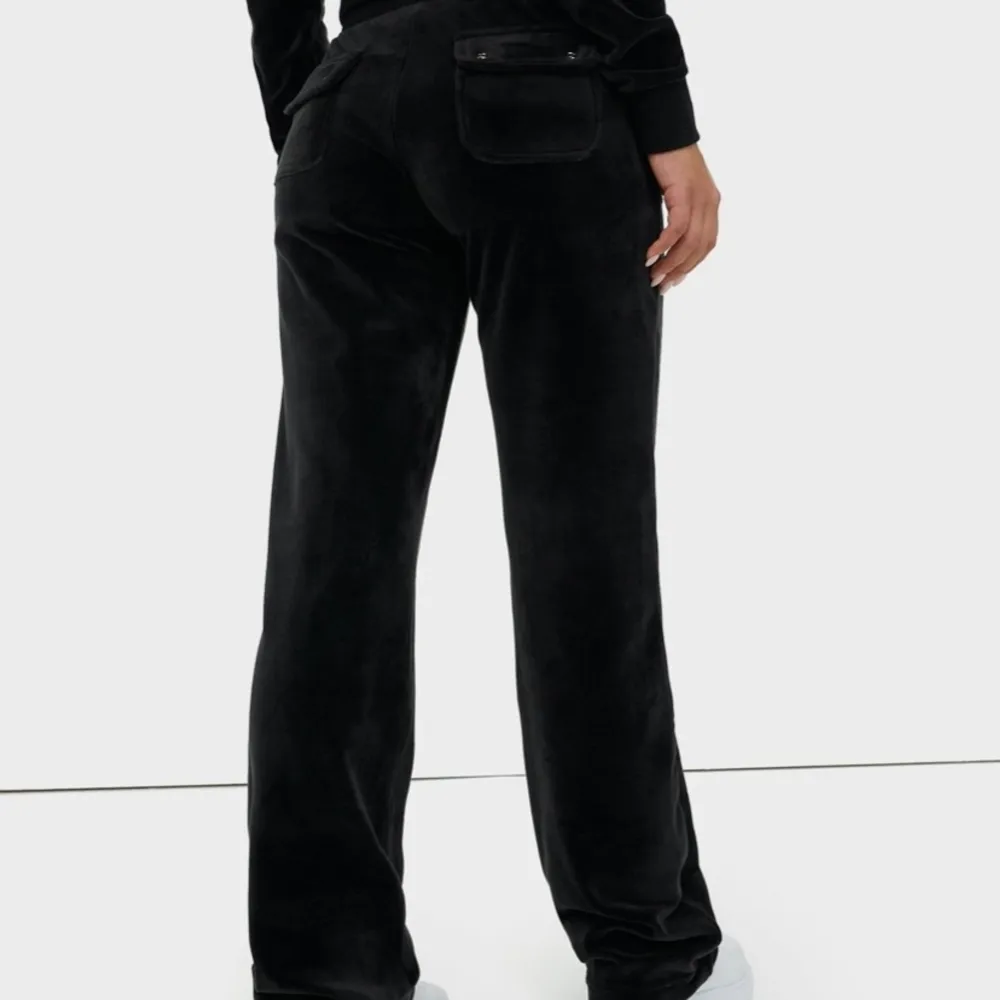 Säljer mina svarta mjukis byxor från juciy couture, använda fåtal gånger. Storlek small, köpta för 999kr🥰🤍. Jeans & Byxor.