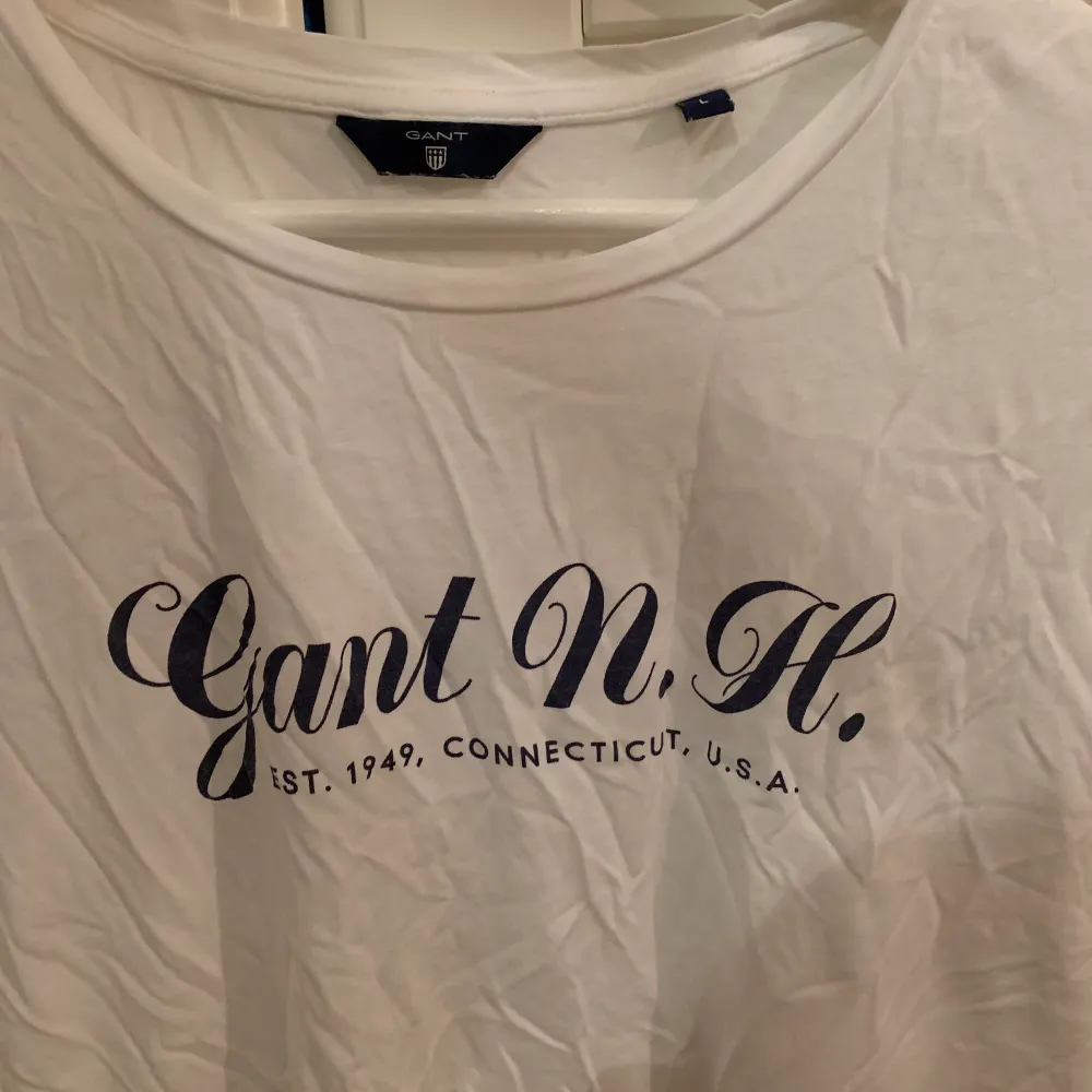 Gant T-shirt i väldigt bra skick! I storlek L men skulle säga mer som en M! . T-shirts.
