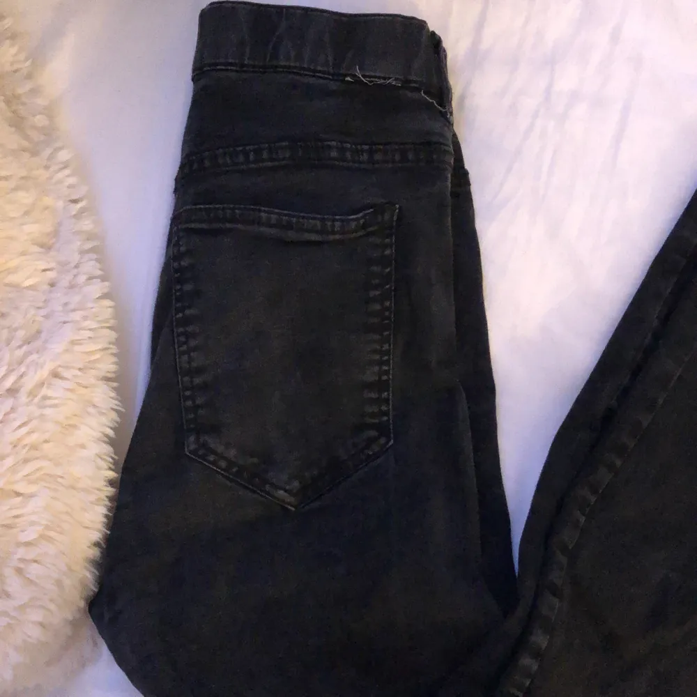 Säljer ett par likadana bootcut jeans som de blåa från dr denim! Strl M som de förra, är i bra skick och inga som helst skador. Frakt tillkommer💕 (även klippt egen slits nere vid båda benen) (samma orginalpris som de blåa - 499kr). Jeans & Byxor.