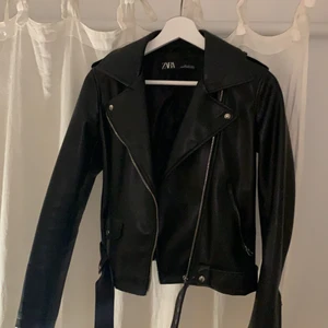 Skinnjacka  - Jättecool skinnjacka från Zara. Väldigt bra skick, ser ut som ny! Köparen står för frakt!!