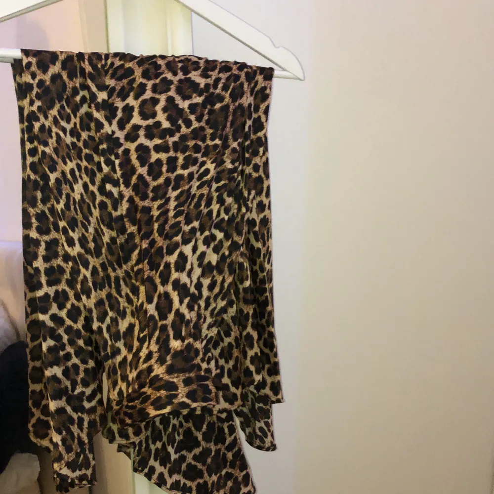 Säljer min leopard mönstrad kjol, köpt i New York på Zara för 500kr! Säljer för 200kr, då den är i ny skick och sällan använd. Inga skador. Strl XS och sitter tajt i midjan men har dragkedja vid midja. Frakt tillkommer💕. Kjolar.