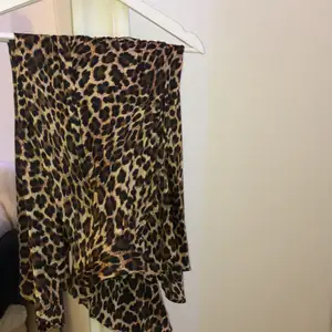 Säljer min leopard mönstrad kjol, köpt i New York på Zara för 500kr! Säljer för 200kr, då den är i ny skick och sällan använd. Inga skador. Strl XS och sitter tajt i midjan men har dragkedja vid midja. Frakt tillkommer💕