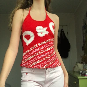 Dolce & Gabbana halterneck  - Röd, rosa och vit halternecktop som knyts i nacken från Dolce & Gabbana ❤️💗🤍