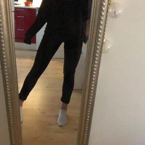 Svarta jeans - Svarta jeans som är i ett jätteskönt material, det känns som mjukisbyxor nästan. Dom är högmidjade. Frakt ingår i priset