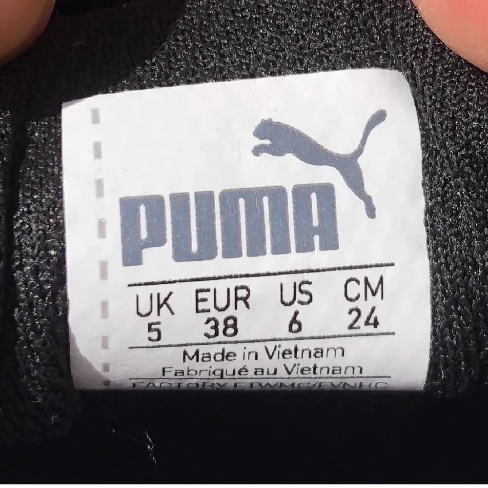 Basic Puma sneakers i svart suede (mockamaterial). Passar till allt, använda 2ggr. Köpta i Köpenhamn. Frakt ingår😀. Skor.