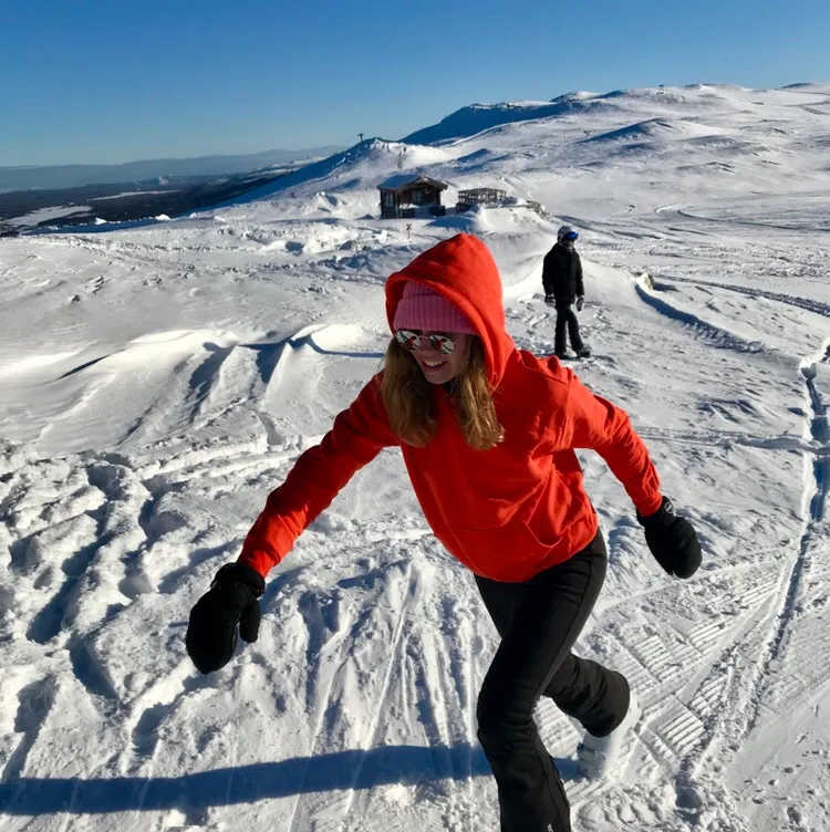 Säljer denna snygga orange hoddie, perfekt i skidbacken som på denna bild, men passar också perfekt till vardags. Strl S. Hoodies.