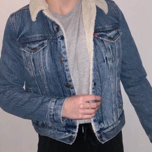 Levis höstjacka  - Levis fodrad jeansjacka, storlek XS. Använd men bra skick. Perfekta jackan till hösten🍂 550 ink frakt.