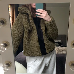 Trddyjacka - Superfint grön teddyjacka från Gina Tricot. Storlek S:)