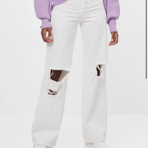 Utsvängda jeans - 90-tals jeans från bershka. Säljer dessa så dom inte kommit till användning och är som nya. Nypris 399