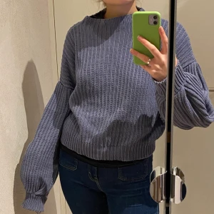 Stickad tröja - Riktigt skönt stickad tröja köpt på NA-KD🥰 ena armen har en liten slitning längs ut, kan skicka tydligare bild om nån vill💙