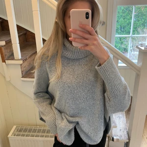 Superskön tröja! - Denna tröja är sååå skön, säljer pga att jag råkade köpa 2. Väldigt bra skick. Frakt ingår ej 🌟