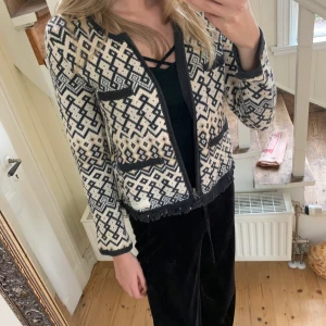 Kofta ifrån odd Molly  - Säljer denna superfina koftan ifrån odd Molly nästan aldrig använd därmed är den i väldigt bra skick. Frakt ingår ej 🌟