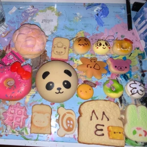 Squishies - Säljer min söta squishy collection. Några är från ebay och några köpta i Londons china town. Frakten är spårbar för säkerheten. En liten toast bit är gjord själv. Om du vill köpa separat kan det med fungera men blir billigare att köpa allt eftersom jag vill bli av med dessa :) !!STORA oCH LILLA hello Kitty donu såld!!