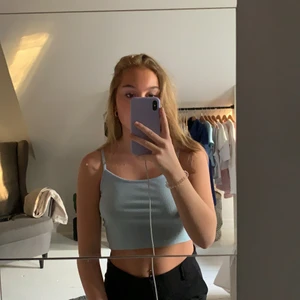 Cropped linne - Säljer detta croppade linne från new yorker! I storlek Xs💙💜
