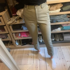 Rutiga byxor - Byxor ifrån NAKD, använda en gång och är i gott skick. Kan skicka fler bilder vid intresse💓 Pris 180 exklusive frakt.