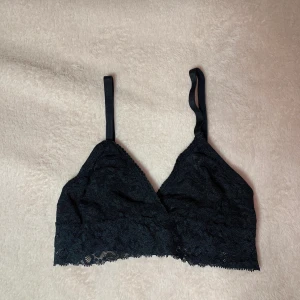 Spetstopp - Säljer min gamla spetstopp ifrån BikBok där de har blivit för småa för mig😢. Storleken är XS. Den är i väldigt bra skick, ser helt ny ut! Hör av dig vid funderingar🤜🏼🤛🏼