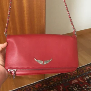 Zadig & Voltaire väska - Röd Zadig väska, sparsamt använd och därför i nyskick. Säljes eftersom att den inte kommer till användning. Pris kan diskuteras vid snabb affär. Om fler bilder önskas är det bara att skriva!