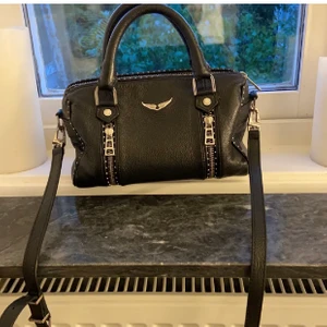 Zadig Voltaire  - Snygg zadig väska som inte kommer till användning så mycket längre. Långt väskband följer med och de finns inga slitningar på den, färgen är inte rostig dessutom. Den  är köpt på Plick för 3000. Det är inte den minsta storleken utan den mellersta så nypriset är egentligen 3800 ungefär 