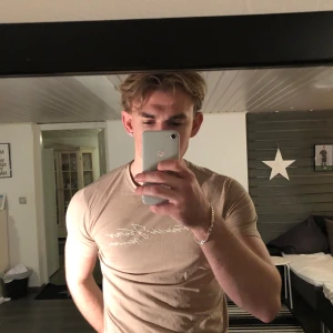 Armani jeans tshirt - Storlek L men den sitter som S/M, krympt lite