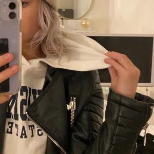 Fin hoodie🤍 - En fin hoddie från hm i xxs⚡️ säljer även jackan på bilden🥰längst ned på hoodien finns ett snöre så man kan göra hoodien minde, men syns inte. Kan visa bild privat 🌺hör av dig vid frågor eller intresse💗