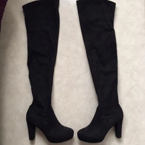  - Overknee stövlar från Tamaris. Aldrig använda! 